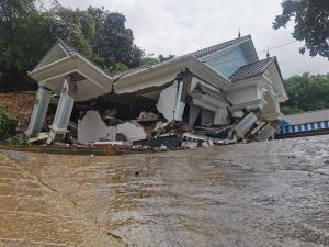Chiêm bao thấy nhà bị sập đánh con gì